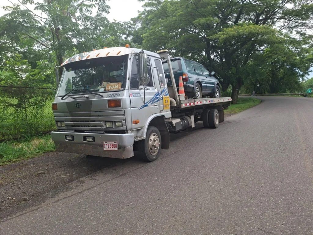Grúa plataforma hidráulica cargando vehículo con seguridad en Costa Rica